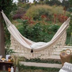 QUVIO Hangmat Voor In De Tuin - Tuinstoelen - Reishangmat Voor Camping, Outdoor En Reizen - Hamock - Katoen Ademend - Maximale Belasting Van 250KG - Lig Oppervlak Van 180 Cm - Geschikt Voor 1 Persoon - Beige -Tuin- En Buitenwinkels 1200x1200 1039