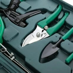 Merkloos 10-Delige Tuingereedschap Set Inclusief Opbergkoffer - Tuinierset - Tuinsetje - Gereedschap Voor Tuin - Tuinschaar - Tuinschepje - Bloemenschaar - Voegenkrabber - Plantenspuit - Grasschaar - Bloemenschep - Tuinhark -Tuin- En Buitenwinkels 1200x1200 1117