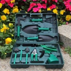 Merkloos 10-Delige Tuingereedschap Set Inclusief Opbergkoffer - Tuinierset - Tuinsetje - Gereedschap Voor Tuin - Tuinschaar - Tuinschepje - Bloemenschaar - Voegenkrabber - Plantenspuit - Grasschaar - Bloemenschep - Tuinhark -Tuin- En Buitenwinkels 1200x1200 1127