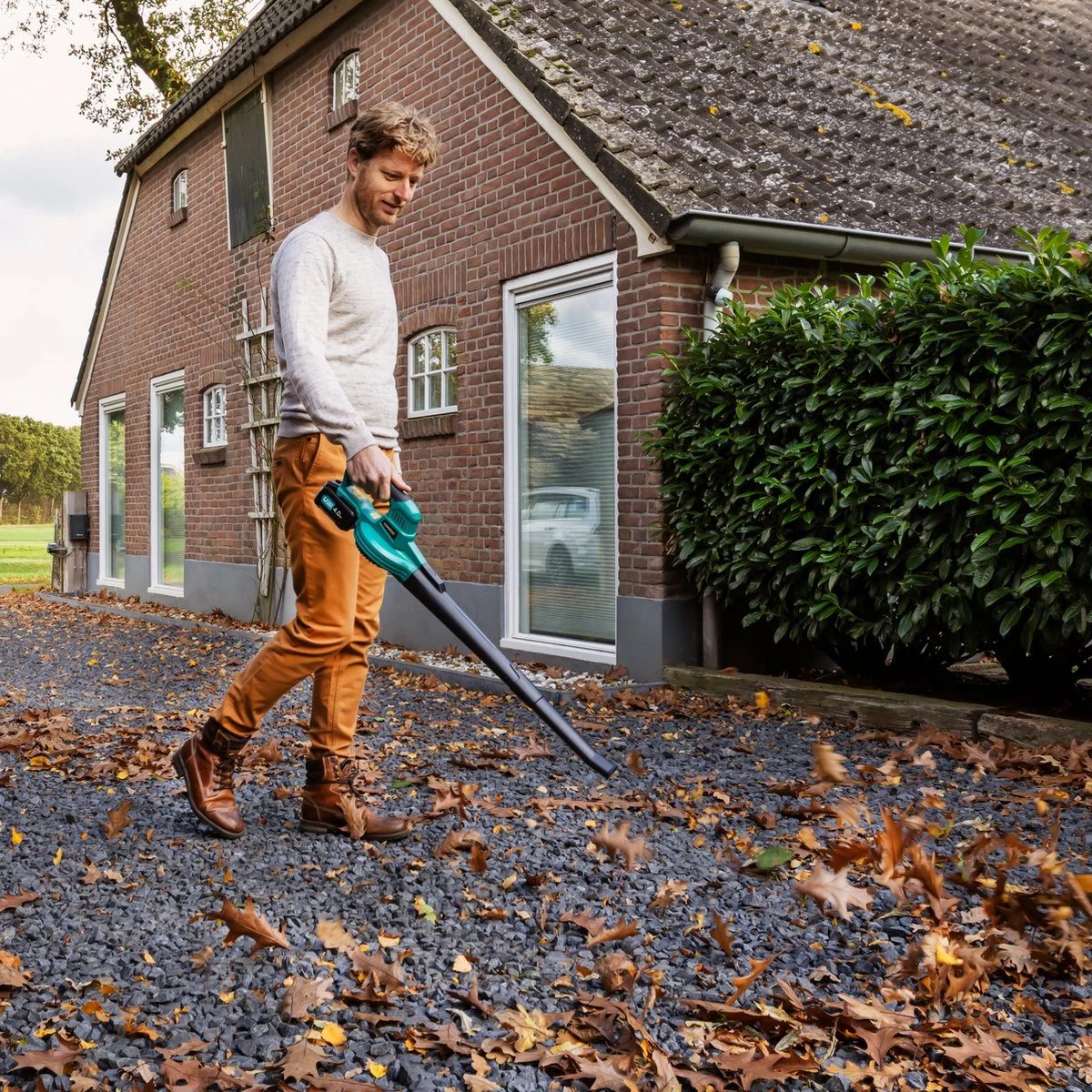 VONROC Accu Bladblazer – VPower 20V – 2 Standen – Max. Blaassnelheid 190km/u – Incl. 4.0Ah Accu En Sneloplader 4 VONROC Accu Bladblazer – VPower 20V – 2 Standen – Max. Blaassnelheid 190km/u – Incl. 4.0Ah Accu En Sneloplader - Afbeelding 4