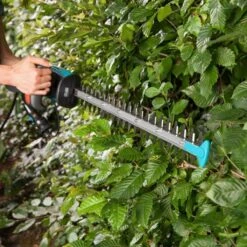 GARDENA - EasyCut 420/45 - Heggenschaar (gemotoriseerd) - Meslengte 45cm - Tandmes Opening 18mm 13 GARDENA - EasyCut 420/45 - Heggenschaar (gemotoriseerd) - Meslengte 45cm - Tandmes Opening 18mm -Tuin- En Buitenwinkels 1200x1200 1261