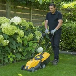 Powerplus POWXG6212T Elektrische Grasmaaier - Grasmachine Voor Kleine En Middelgrote Tuin - 1300W - Maaibreedte 320mm - Verstelbare Maaihoogte - 30L Opvangbak - Incl. Grastrimmer 250W 11 Powerplus POWXG6212T Elektrische Grasmaaier - Grasmachine Voor Kleine En Middelgrote Tuin - 1300W - Maaibreedte 320mm - Verstelbare Maaihoogte - 30L Opvangbak - Incl. Grastrimmer 250W -Tuin- En Buitenwinkels 1200x1200 1345