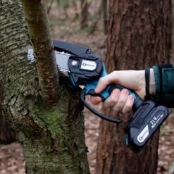 NovarGarden® Mini Kettingzaag NG1 - Met 2x Accu - Takkenzaag - Snoeizaag - Electrisch - Handzaag - Boomzaag - 21V -Tuin- En Buitenwinkels 1200x1200 1353