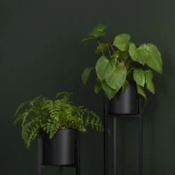 QUVIO Plantenstandaard Inclusief Pot - Staande Plantenbak - Metaal - Plantenbak - Plantenhouders - Planten Zuilen - Voor Buiten - Bloempot - 22 X 22 X 90 Cm - Zwart -Tuin- En Buitenwinkels 1200x1200 1996