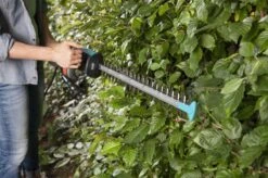 GARDENA - EasyCut 420/45 - Heggenschaar (gemotoriseerd) - Meslengte 45cm - Tandmes Opening 18mm 12 GARDENA - EasyCut 420/45 - Heggenschaar (gemotoriseerd) - Meslengte 45cm - Tandmes Opening 18mm -Tuin- En Buitenwinkels 1200x799 94