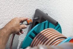 GARDENA - Wandslanghouder 60 Met Slanggeleider - Slanghouder - Maximale Capaciteit 60 Meter -Tuin- En Buitenwinkels 1200x800 388