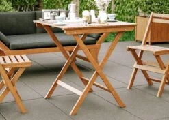 Bistro Set Hout Balkonset FSC – Patio Set Tuin – Houten Frans Tuinsetje – Kleine Tuinset – Complete Kleine Balkon Tafelset Met Gratis Bijzettafel – Hardhout FSC Balkonstoelen & Balkon Tafel - Tuintafel En Stoelen - Bistroset Van Hout – Balcony Set -Tuin- En Buitenwinkels 1200x857 6