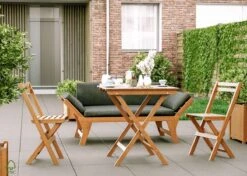 Bistro Set Hout Balkonset FSC – Patio Set Tuin – Houten Frans Tuinsetje – Kleine Tuinset – Complete Kleine Balkon Tafelset Met Gratis Bijzettafel – Hardhout FSC Balkonstoelen & Balkon Tafel - Tuintafel En Stoelen - Bistroset Van Hout – Balcony Set -Tuin- En Buitenwinkels 1200x857 7