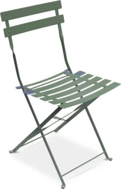 EMILIA Bistroset - 2 Inklapbare Stoelen En Een Ronde Tafel Van Gepoedercoat Staal Met Matte Afwerking – Groengrijs -Tuin- En Buitenwinkels 768x1200