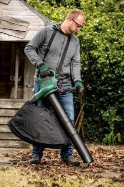 Bosch UniversalGardenTidy 3000 Bladblazer - Op Snoer - 3000 W 21 Bosch UniversalGardenTidy 3000 Bladblazer - Op Snoer - 3000 W -Tuin- En Buitenwinkels 800x1200 63